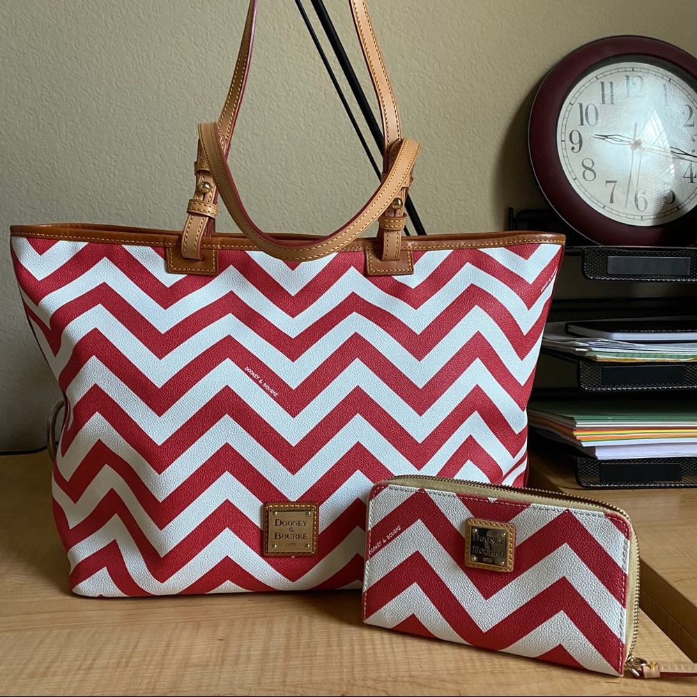 D&B Chevron Zip Top Tote w/Wallet